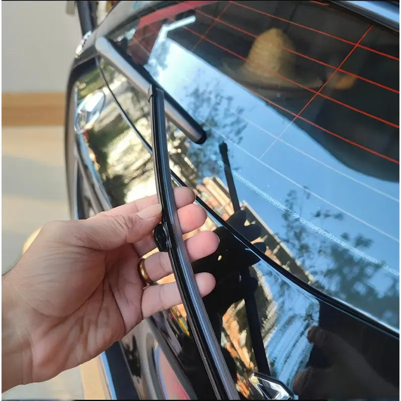 Come installare le lame del tergicristallo posteriore - Suggerimenti per i proprietari di auto e i meccanici