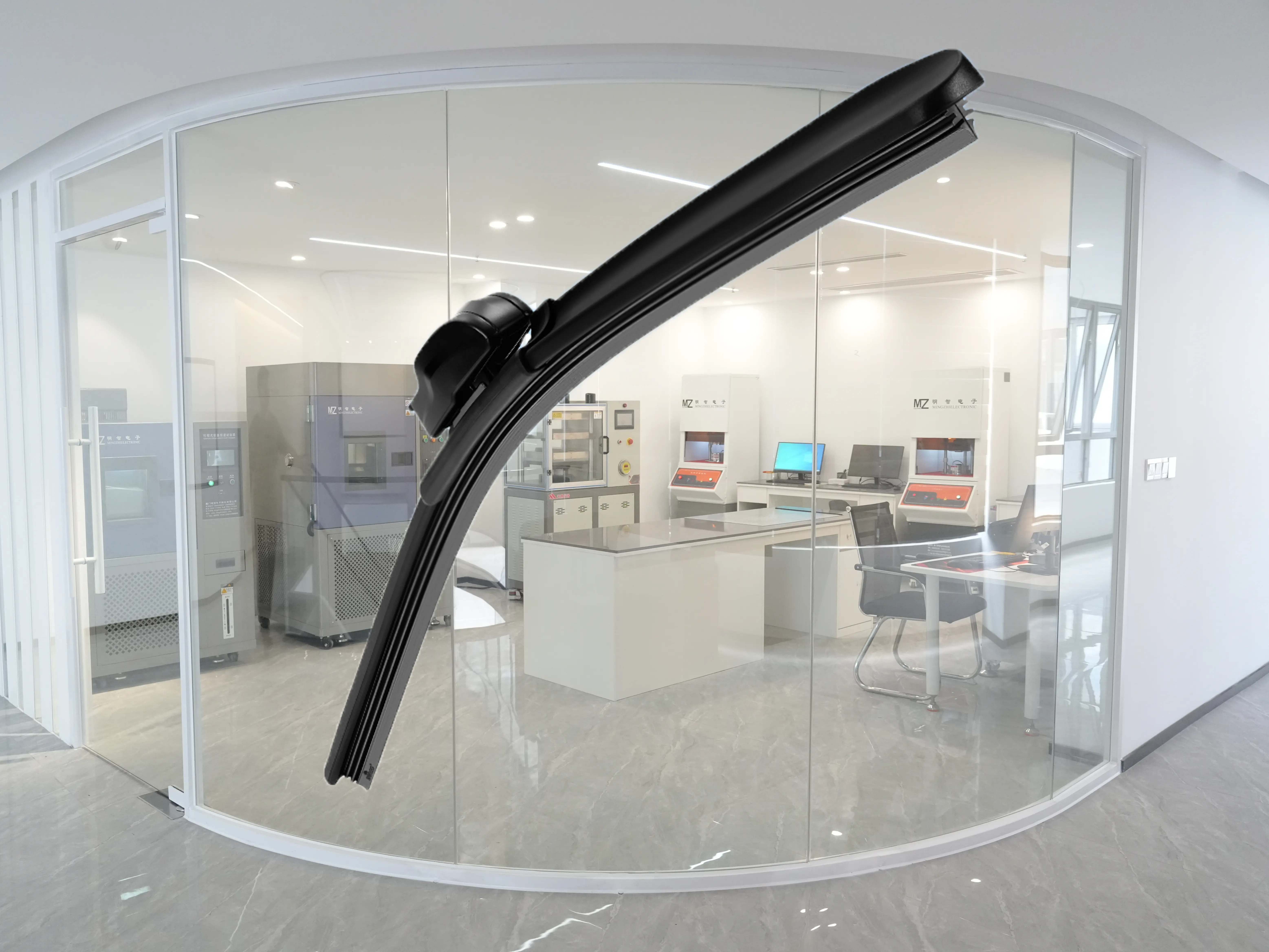 Qual è il segreto delle spazzole tergicristallo veramente adatte a tutte le stagioni prodotte dalla fabbrica?